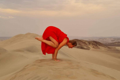 Yoga_desert_dunes